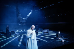 Szene aus "Don Karlos" am Münchener Volkstheater 2025 (c) Arno Declair