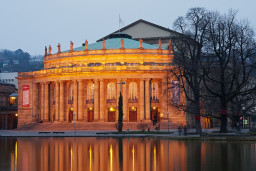 Staatstheater-at-night-landscape (c) Mike Heneghan, Quelle: https://www.flickr.com/photos/93525450@N02/8606111555
