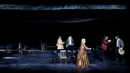 Szene aus "Wallenstein" im Nürnberger Staatstheater 2024 (Foto von der Webseite https://www.staatstheater-nuernberg.de/spielplan-23-24/wallenstein/26-01-2024/1900#open)