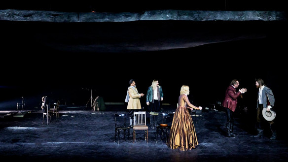 Szene aus »Wallenstein« im Nürnberger Staatstheater 2024 (Foto von der Webseite https:/​/​www.staatstheater-nuernberg.de/​spielplan-23–24/​wallenstein/​26–01–2024/​1900#open)