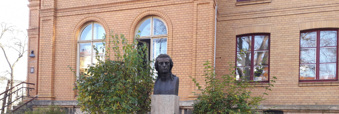 Schillers Büste im Garten des Jenaer Schillerhauses (Schillers Gartenhaus, FSU Jena)