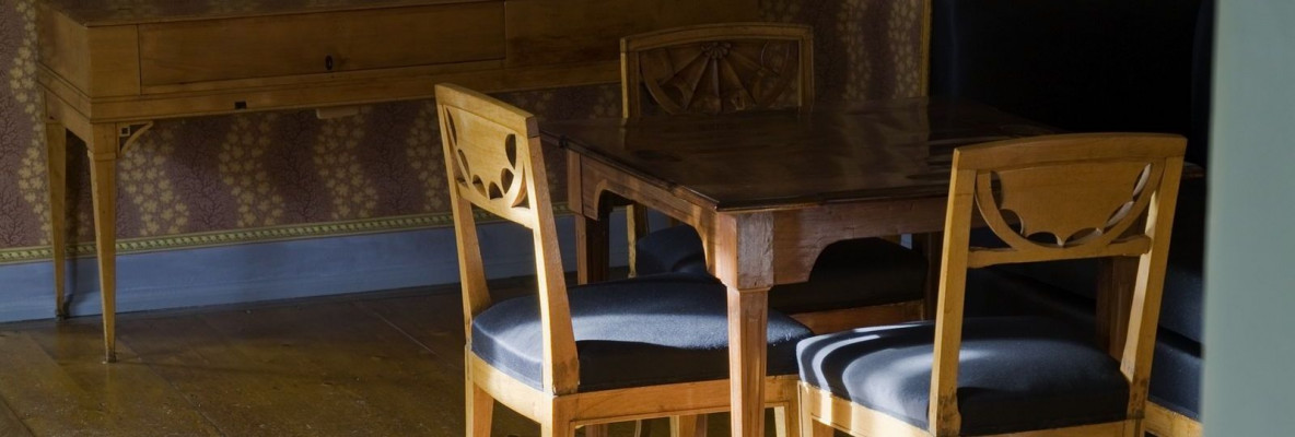 Schillers Wohnhaus, Blick ins Gesellschaftszimmer zu einem Tisch mit 3 Stühlen (Klassik Stiftung Weimar, Georg Seifert)