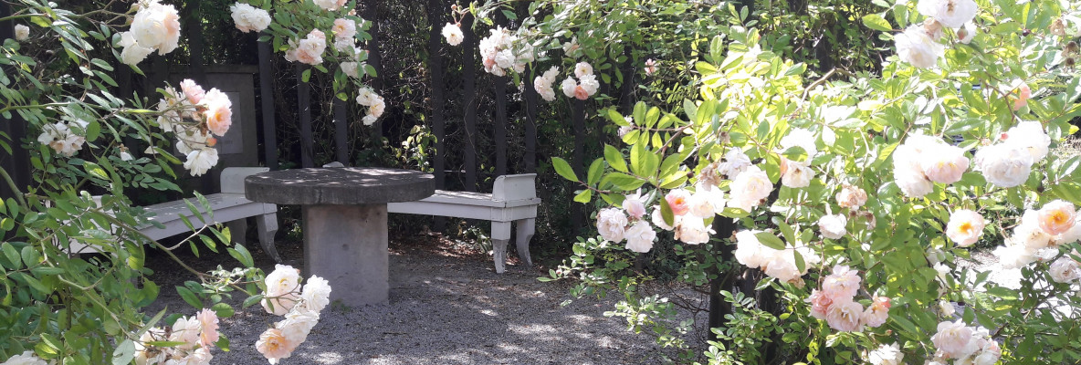 Blick auf den Steintisch in Schillers Garten (Schillers Gartenhaus, FSU Jena)